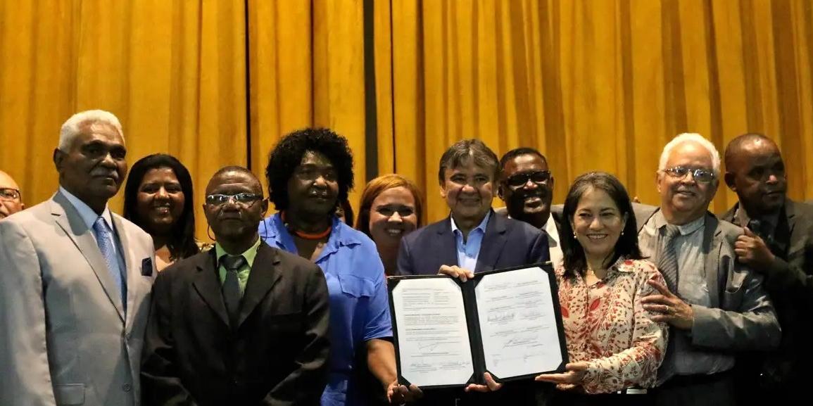 Rio de Janeiro (RJ), 27/11/2023 - O ministro do Desenvolvimento e Assistência Social, Família e Combate à Fome, Wellington Dias, assina protocolo de intenções com diversos segmentos das igrejas evangélicas do Brasil, na sede da Associação Brasileira de Imprensa, centro da cidade (Tânia Rêgo / Agência Brasil)
