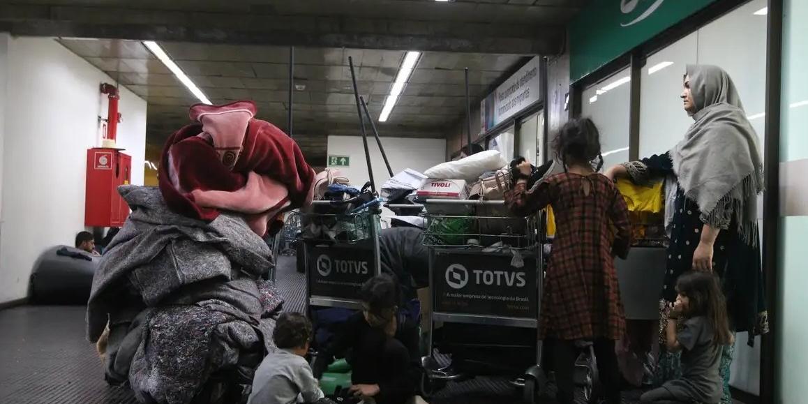 São Paulo (SP), 27/11/2023 - Refugiados afegãos com visto humanitário acampam no Aeroporto Internacional de Guarulhos a espera de abrigo (Rovena Rosa/Agência Brasil)