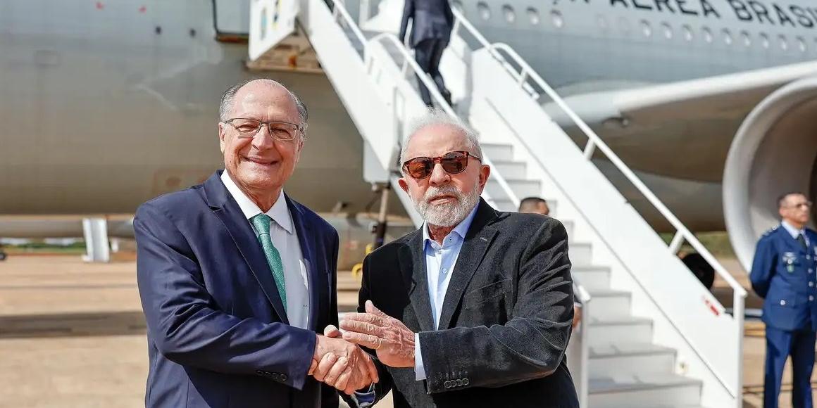Brasília (DF), 27.11.2023 - Presidente Lula tranfere o cargo ao vice Geraldo Alckmin, ao embarcar para Riade, Arábia Saudita, de onde segue para Doha, onde participa da COP 28 (Ricardo Stuckert / PR)
