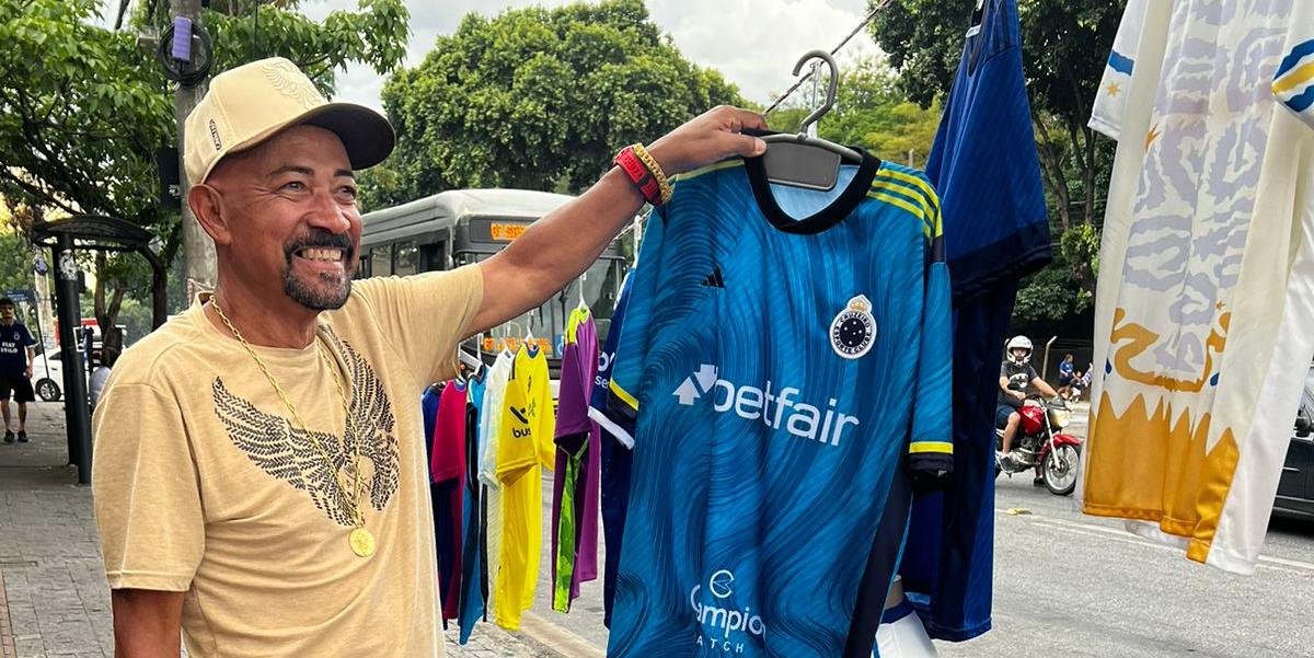Eldimar vende roupas e produtos do time celeste do lado de fora do Mineirão (Pedro Melo)
