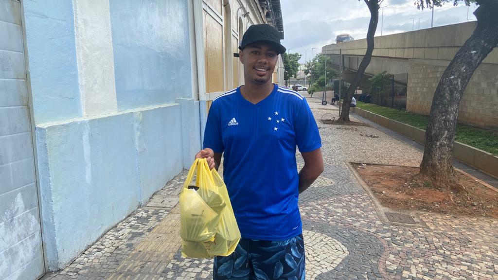 André Luis foi gastar parte da primeira parcela do 13º salário (Fernando Michel / Hoje em Dia)