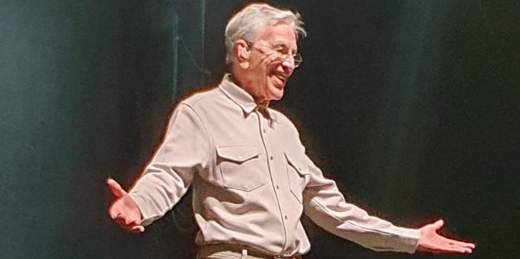 Caetano Veloso sorri em agradecimento ao público que lotou o Arena Hall na noite de sábado (Valeska Amorim)