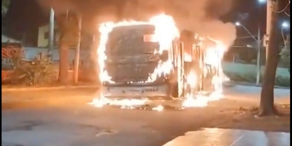 Motoristas e passageiros desceram antes que o ônibus começasse a pegar fogo; ninguém ficou ferido. (Reprodução / redes sociais)