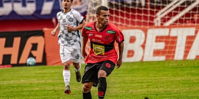 Carlinhos jogou pelo Pouso Alegre até outubro deste ano (Reprodução/ Redes Sociais)