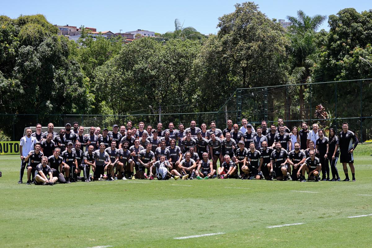 Comissão e jogadores posam para foto após último treino de 2023 (Pedro Souza / Atlético)