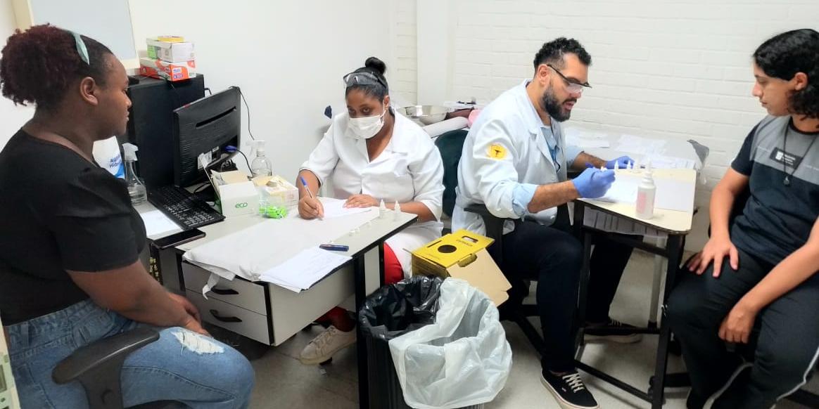 Além das orientações, os enfermeiros disponibilizados pela Secretaria Municipal de BH fizeram testagem de sífilis e HIV de forma gratuita (Michael Martins)