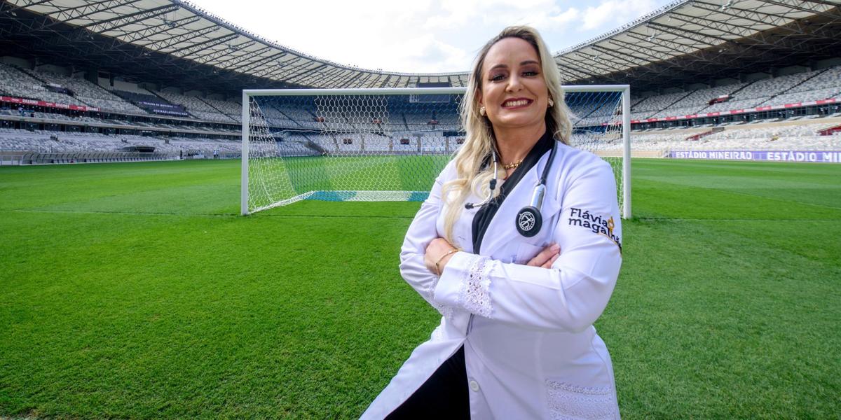 Flávia Magalhães é especialista em medicina esportiva e pós-graduada em Fisioterapia Traumato-ortopédica, Fisiologia do Exercício e Ciências do Futebol (Mourão Panda)