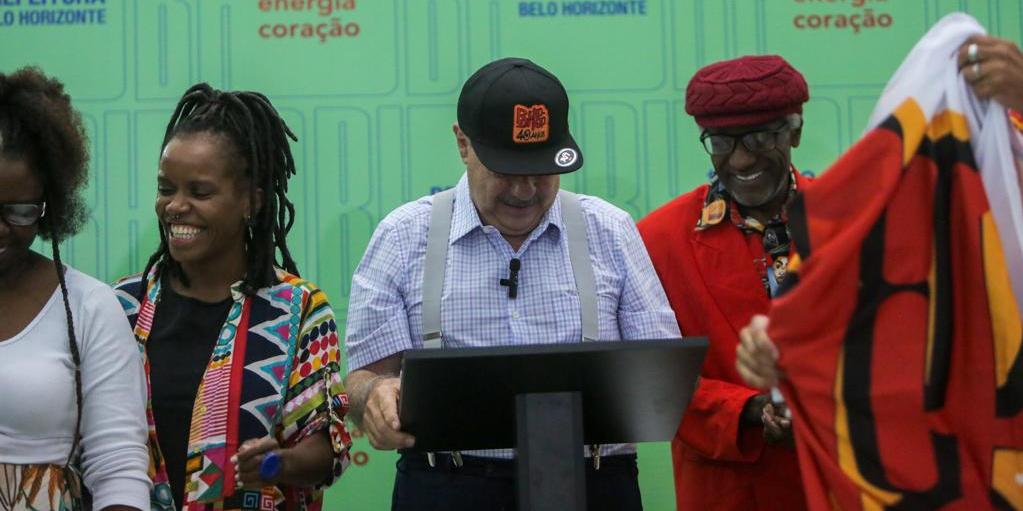Representantes dos movimentos culturais que ocupam o viaduto comemoram assinatura do decreto (Fernando Michel / Hoje em Dia)