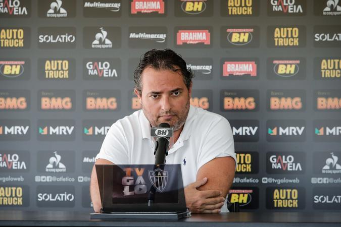 Mattos dando entrevista coletiva na Cidade do Galo (Bruno Cantini / Agência Galo / Atlético)
