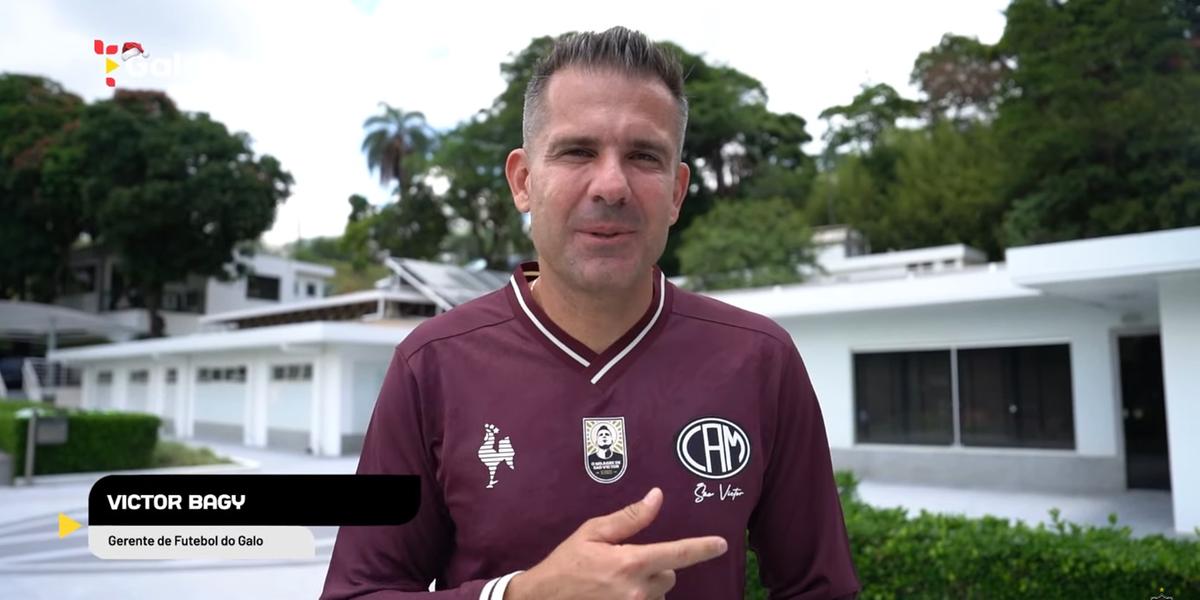 Victor recebe o primeiro Manto da Massa 2023 (Reprodução / Galo TV)