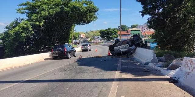 Motorista capota carro após bater em mureta no Anel Rodiviário (Reprodução / Twitter)