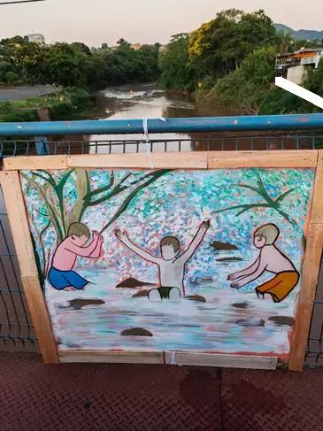 Às margens do Rio Paraopeba, em Brumadinho, coletivo de mulheres realizou intervenção artística As histórias que o rio conta (Mel Fayad/Divulgação)
