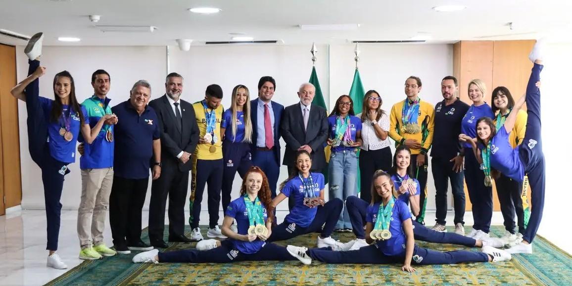 Brasília, (DF) – 19/12/2023 – O presidente Luiz Inácio Lula da Silva, recebe atletas medalhistas dos Jogos Pan-Americanos e Parapan-Americanos de Santiago 2023 (Valter Campanato/Agência Brasil)