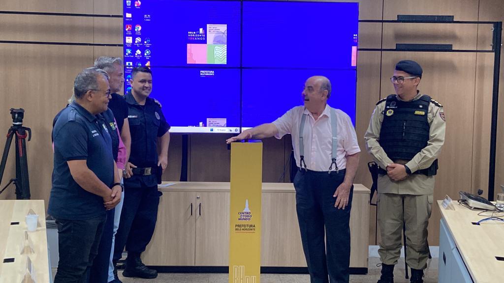 Prefeito de Belo Horizonte visita centro de operações onde fica o monitoramento das câmeras de segurança (Fernando Michel / Hoje em Dia)