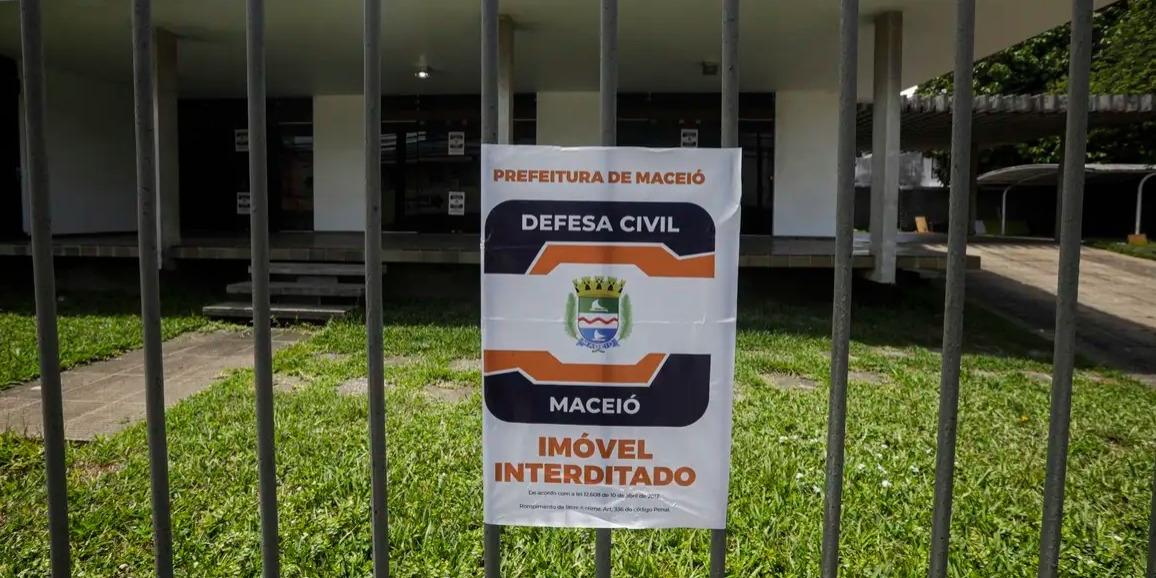 Maceió (AL) 17/12/2023 – Casas nas proximidades da mina n°18 da mineradora Braskem na lagoa de Mundaú são interditadas com os avisos colocados pela prefeitura de Maceió e a Defesa Civil. (Joédson Alves/Agência Brasil)