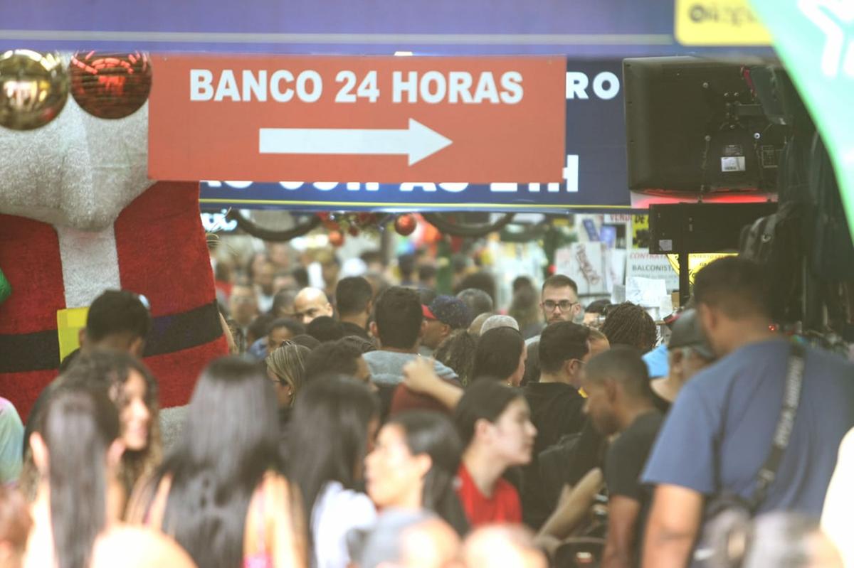 Shoppings estão lotados nesta última quinta-feira antes do Natal (Maurício Vieira / Hoje em Dia)
