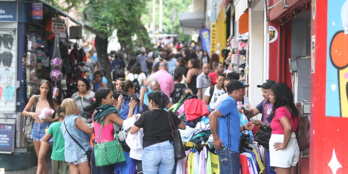 Movimentação de consumidores é intensa nas ruas do Centro de BH nesta quinta-feira (Maurício Vieira)