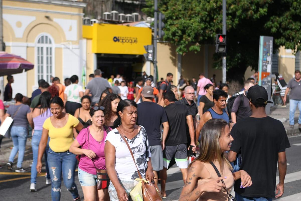 Hipercentro da capital está abarrotado de consumidores próximo às lojas de rua e aos shoppings populares (Maurício Vieira)