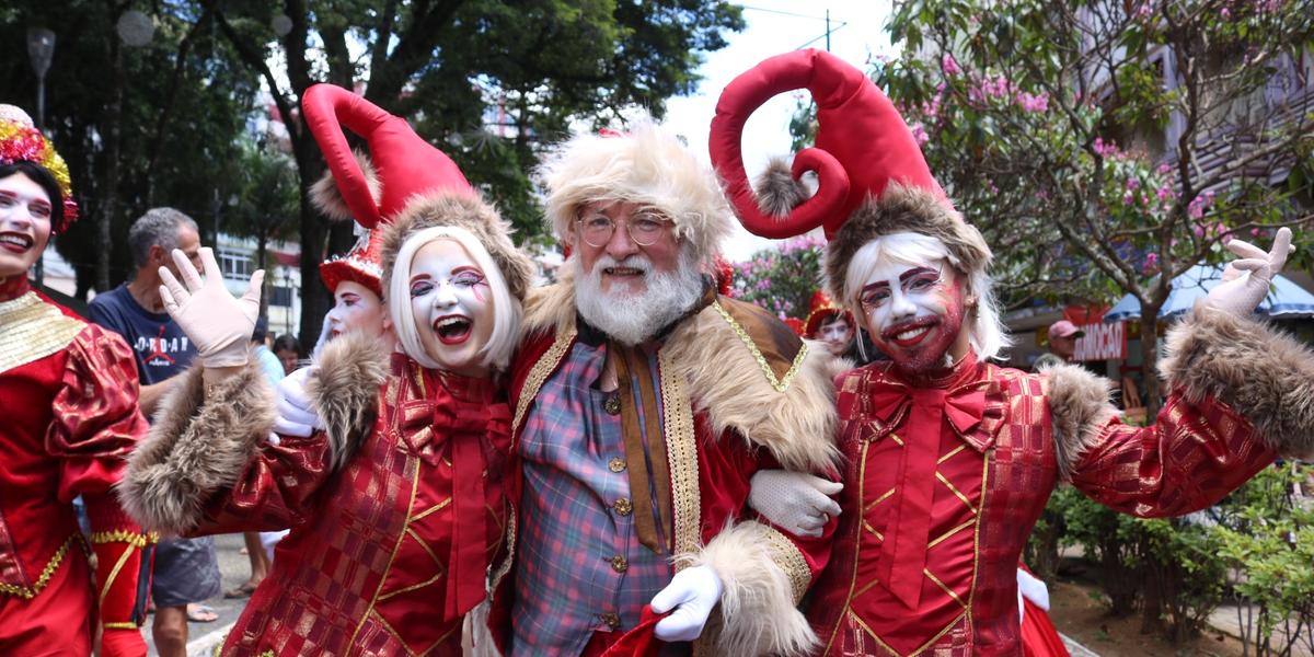 A abertura oficial do Sonho de Natal Barbacena 2023, realizado na sexta-feira (15), trouxe o Grupo Ponto de Partida, que apresentou o emocionante "Cortejo de Reis" na Rua XV de novembro, reunindo mais de 5 mil pessoas nos 600 metros do trajeto (Prefeitura de Barbacena/divulgação)