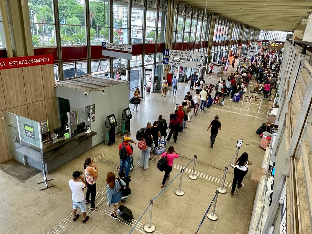 Fila grande para compra de passagens