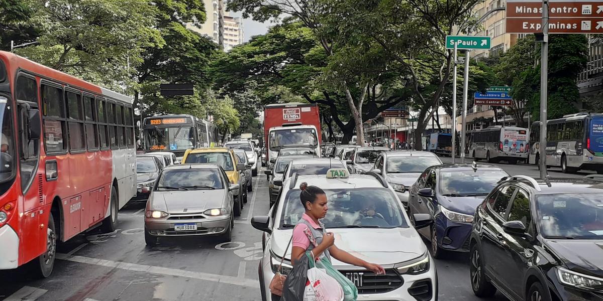 Comércio teme que congestionamento causado por alto fluxo de veículos atrapalhe as compras de fim de ano (Maurício Vieira / Hoje em Dia)