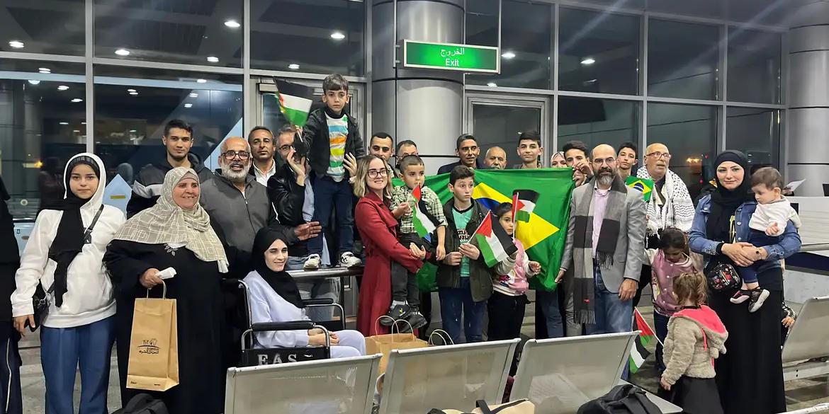 Avião KC-30 da FAB, que decolou de Cairo, por volta das 16h55, traz 14 crianças, 11 mulheres e cinco homens. Desde o início do conflito este é o 12º voo de repatriação. (Gov BR/ FAB)