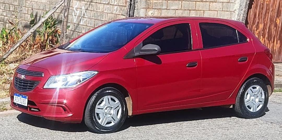 Carro roubado é um onix vermelho, placa PZY3i80 (Arquivo pessoal)