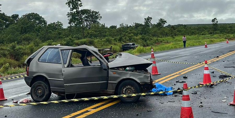O condutor da caminhonete, de 42 anos, relatou que seguia na rodovia quando o Fiat Uno invadiu a contramão e bateu de frente. (Divulgação / PMMG)