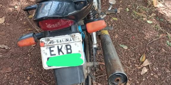 A moto com placa clonada estava sendo conduzida por um homem inabilitado e com sintomas de embriguez (divulgação / PMMG)