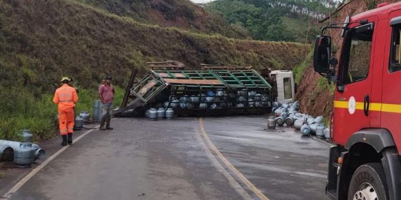 De acordo com o Corpo de Bombeiros, o veículo deixou BH e seguia sentido Viçosa; motorista teria perdido o controle e acabou capotando na pista (Divulgação / CBMMG)