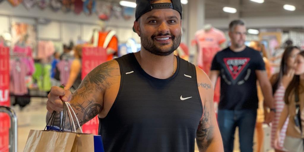 Wesley Gomes foi ao shopping nesta terça-feira (26) para trocar o presente que recebeu de Natal (Valéria Marques/ Hoje em Dia)