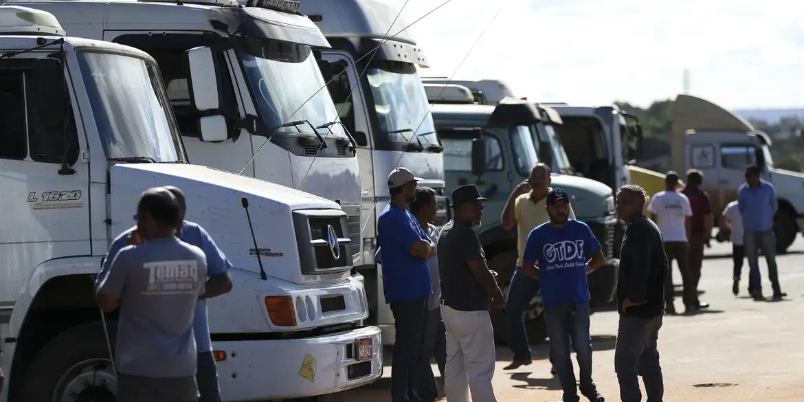 Teste é voltado a motoristas de veículos de maior porte, como caminhões, ônibus e vans e deve ser realizado até esta quinta-feira (28). (Marcelo Camargo/ Agência Brasil)