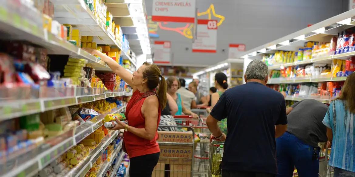 De acordo com os especialistas, a tendência é de que a inflação continue a cair (Tânia Rêgo/ Agência Brasil)
