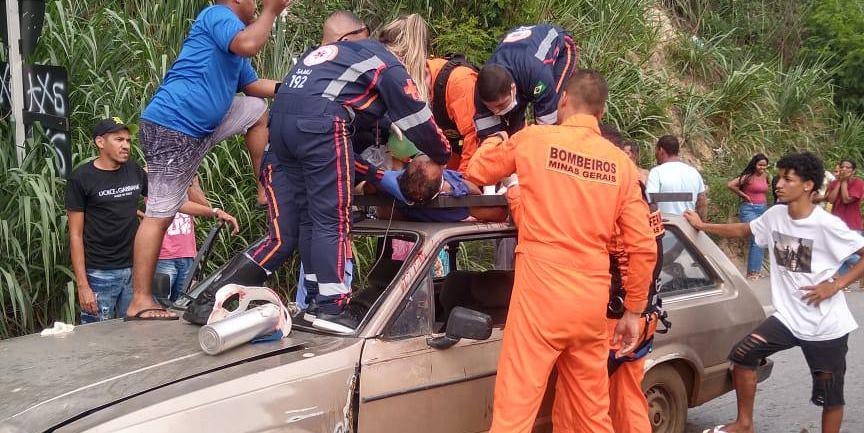 Bombeiros e SAMU prestam primeiros socorros a vítima de atropelamento (Divulgação / Bombeiros)