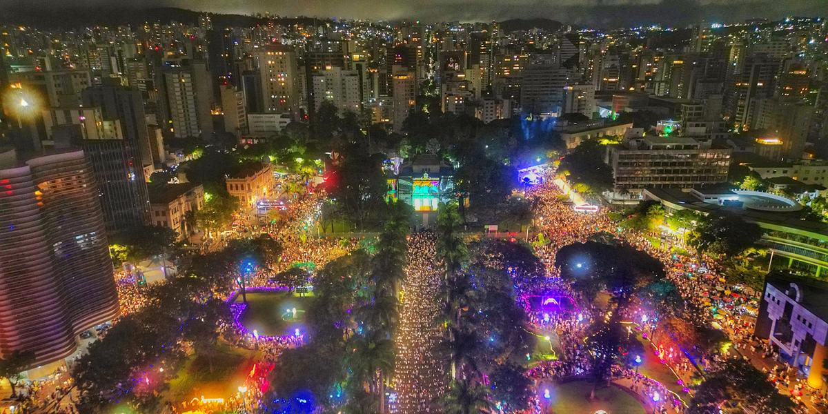 Praça da Liberdade foi o palco da linda festa que uniu artes visuais, música, dança, cozinha mineira, manifestações afromineiras (Léo Bicalho/Divulgação)