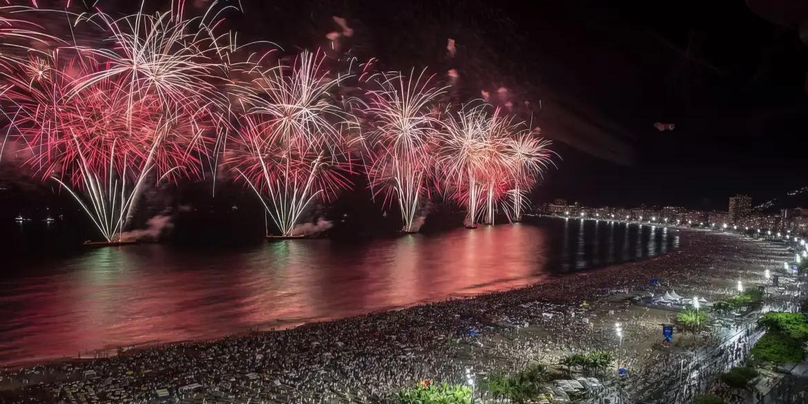 Queima de fogos no Réveillon de Copacabana (Prefeitura do Rio)