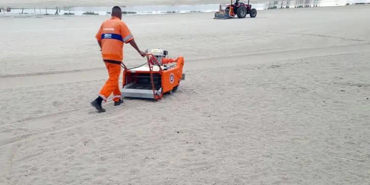 Limpeza das praias do Rio foi iniciada tão logo acabou a festa que marcou o Réveillon (Comlurb/Divulgação)