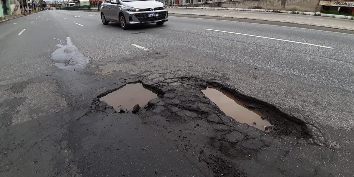 Buracos tomam uma das quatro pistas da avenida no sentido Centro, próximo a número 1345, no bairro da Graça, região Nordeste (Maurício Vieira)