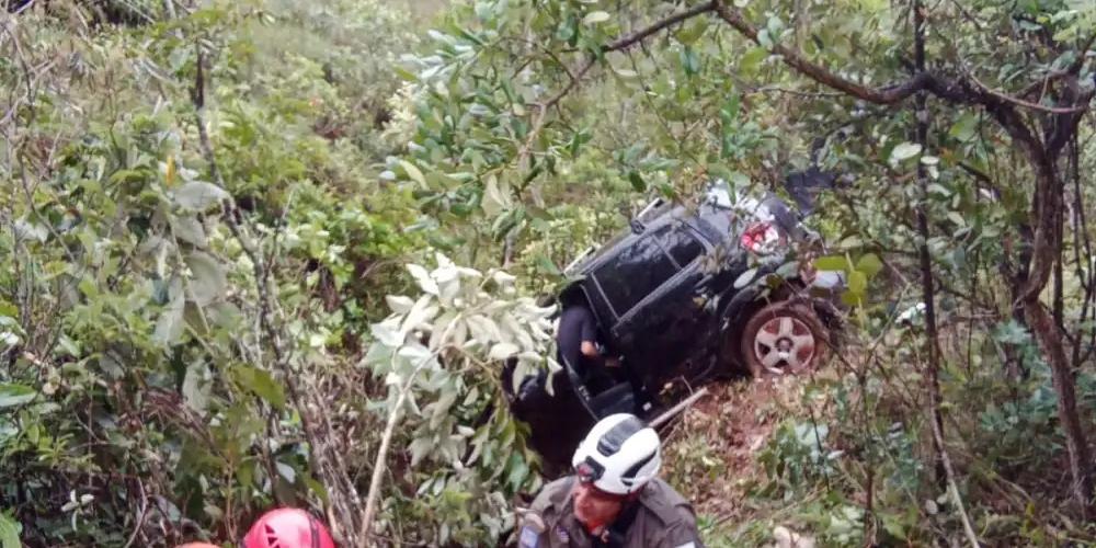 Carro cai em ribanceira em serra de Itabirito (Reprodução)