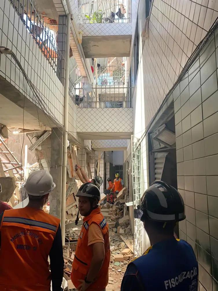 Bombeiros buscam mais vítimas do desabamento de prédio em Aracaju (Ascom Emsurb/Divulgação)
