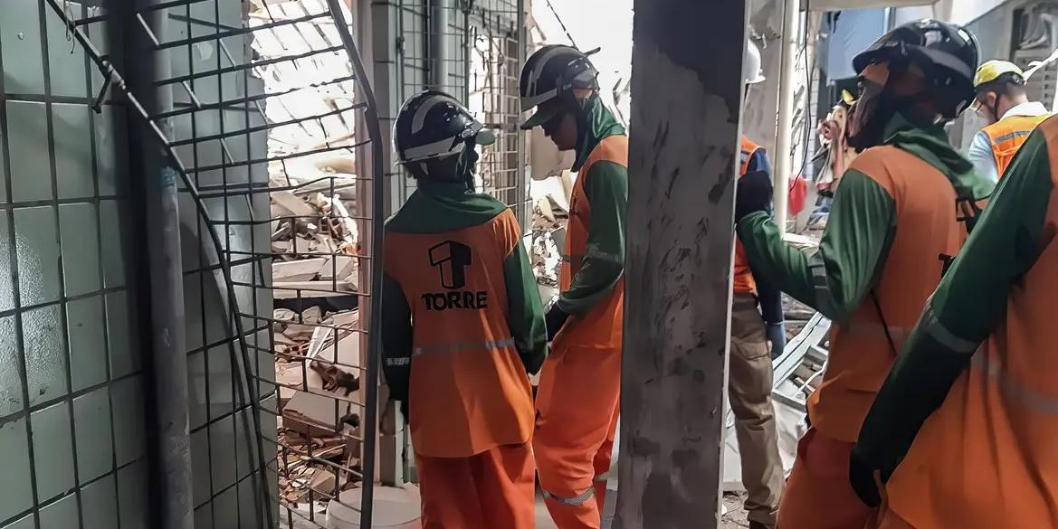 Bombeiros buscam mais vítimas do desabamento de prédio em Aracaju - (Ascom Emsurb/Divulgação)