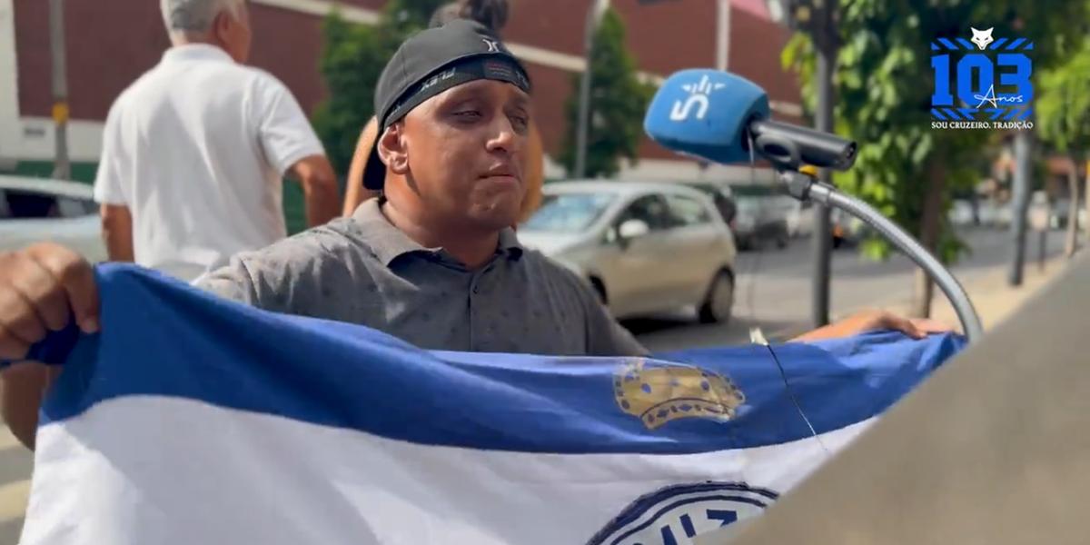 Torcida celebra os 103 anos do Cruzeiro nas ruas de Belo Horizonte (Reprodução / Youtube Oficial Cruzeiro)