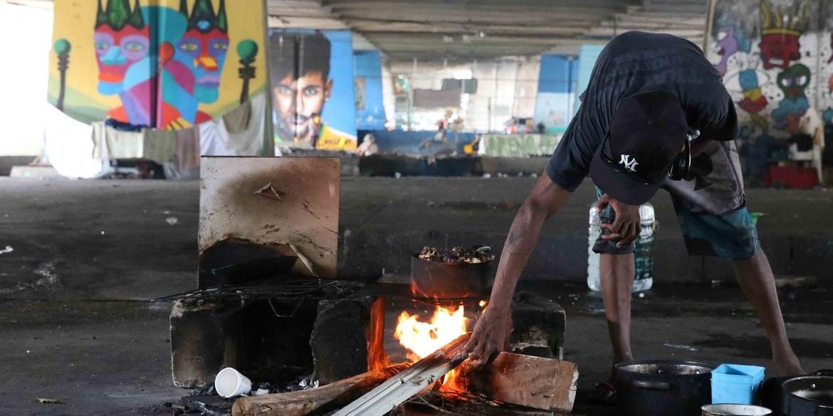 Pessoas em situação de rua dormem embaixo do viaduto Jaceguai, região central da capital (Rovena Rosa/Agência Brasil)