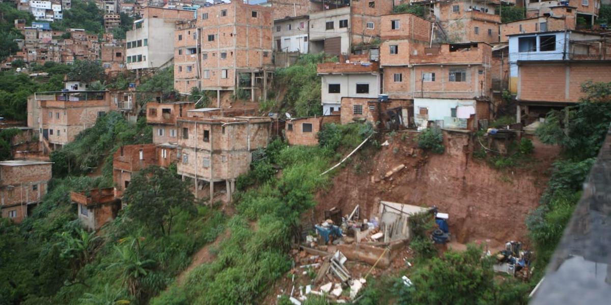 Atualmente, BH tem mais de mil edificações em áreas de risco geológico “alto”, como nas vilas e favelas da região Centro-Sul de BH (Maurício Vieira)