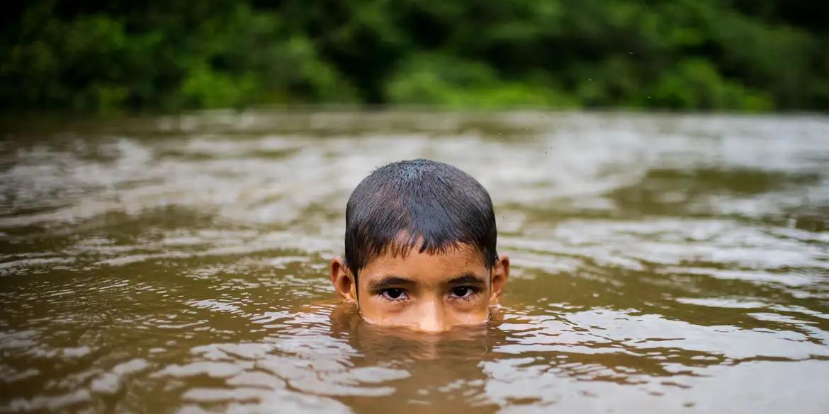 E informa que 15 pessoas morrem afogadas no Brasil diariamente (Marcelo Camargo/Agência Brasil)