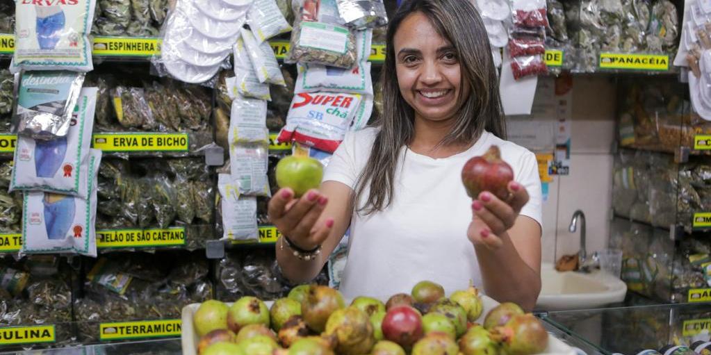 A comerciante Adriana de Morais, de 46 anos, também faz a simpatia. (Fernando Michel / Hoje em Dia)