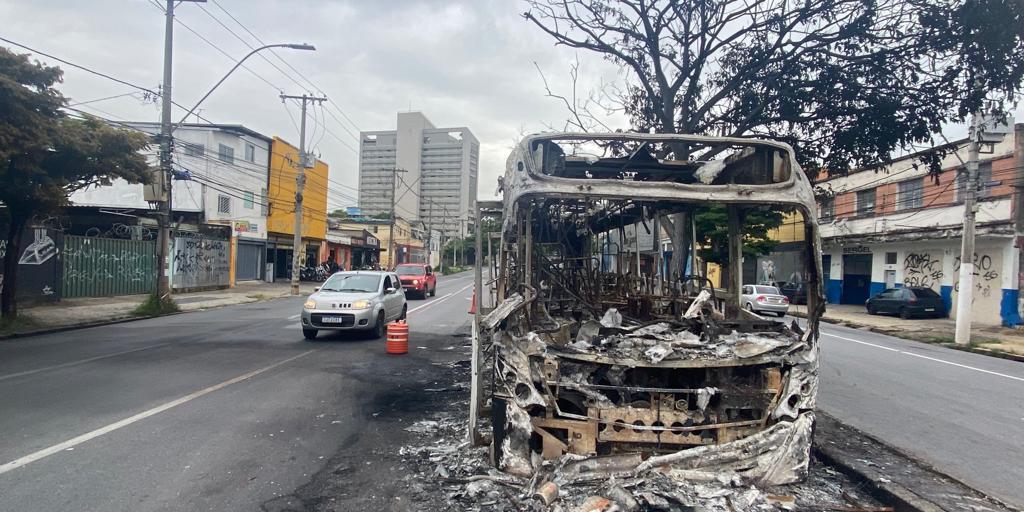 ônibus ocupa faixa da esquerda no sentido Centro de BH (Fernando Michel/Hoje em Dia)