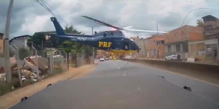 Helicóptero quase atinge carros que trafegavam pela avenida (Reprodução Redes Sociais)