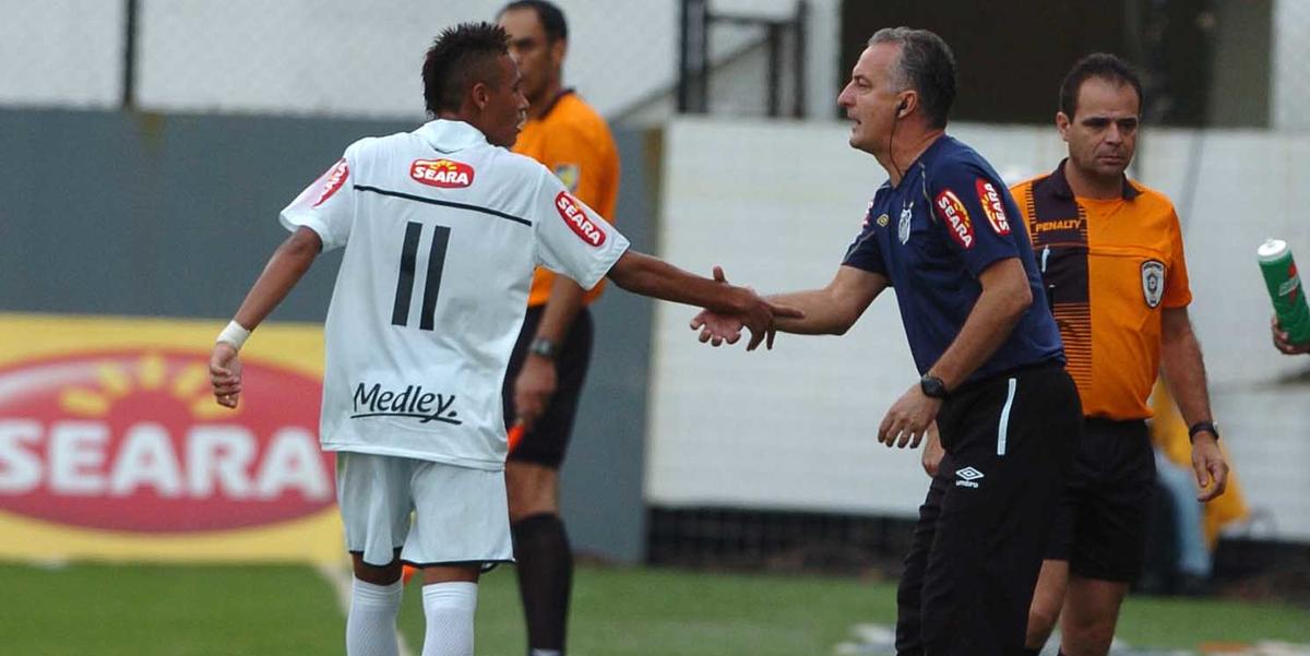 Dorival e Neymar tiveram um episódio polêmico no Santos em 2010 (Divulgação/ Santos FC)