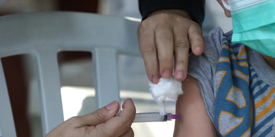 Sociedade Brasileira de Imunizações alega que pesquisa do CFM sobre obrigatoriedade da vacina contra covid-19 avalia a opinião de médicos, em detrimento do que a ciência já comprovou (Tânia Rego/ Agência Brasil)